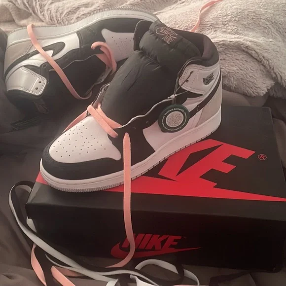 NIB Jordan 1 Retro High OG Sneakers - Picture 2 of 2